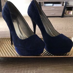Blue and black platform heels. Perfect for prom!